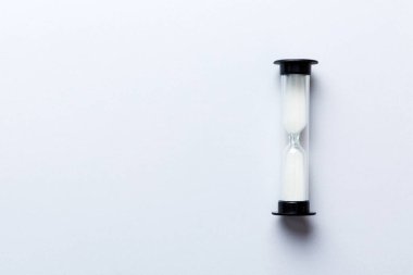 Masadaki kum saati, iş bitiş zamanı kavramı olarak geçen kum saati, boşluğu kopyala.