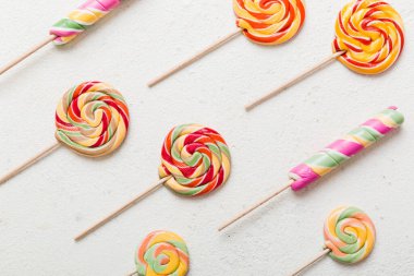 Renkli arka planda renkli lolipoplar. Yaz kavramı. Parti Mutlu Yıllar ya da Minimalist Kavram.