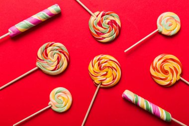 Renkli arka planda renkli lolipoplar. Yaz kavramı. Parti Mutlu Yıllar ya da Minimalist Kavram.