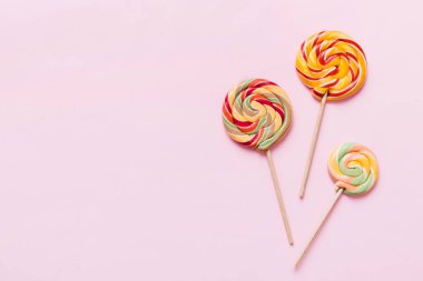 Renkli arka planda renkli lolipoplar. Yaz kavramı. Parti Mutlu Yıllar ya da Minimalist Kavram.