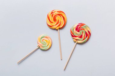 Renkli arka planda renkli lolipoplar. Yaz kavramı. Parti Mutlu Yıllar ya da Minimalist Kavram.