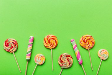 Renkli arka planda renkli lolipoplar. Yaz kavramı. Parti Mutlu Yıllar ya da Minimalist Kavram.