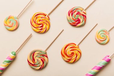 Renkli arka planda renkli lolipoplar. Yaz kavramı. Parti Mutlu Yıllar ya da Minimalist Kavram.