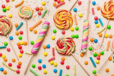 Lezzetli İştah açıcı Parti Aksesuarları Mutlu Yıllar Tatlı. Renkli arkaplanda farklı tipte şekerler, kopyalama alanı. Renkli doğum günü partisi geçmişi.