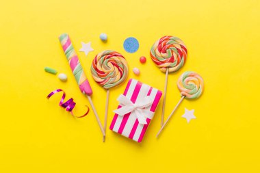 Hediye kutulu doğum günü partisi eşyaları koleksiyonu. Sevgililer Günü hediye kutusu. Üst görünüm düzlüğü kopyalama alanı ile yatıyordu.