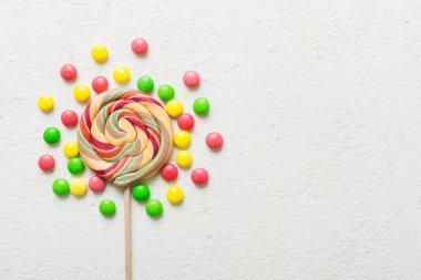 Lezzetli İştah açıcı Parti Aksesuarları Mutlu Yıllar Tatlı. Renkli arkaplanda farklı tipte şekerler, kopyalama alanı. Renkli doğum günü partisi geçmişi.