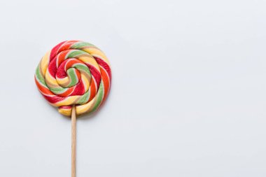 Renkli arka planda renkli lolipoplar. Yaz kavramı. Parti Mutlu Yıllar ya da Minimalist Kavram.