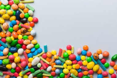 Renkli arka planda karışık renkli şeker koleksiyonu. Düz yerde, üst tarafta. Renkli çikolata kaplı şeker çerçevesi.