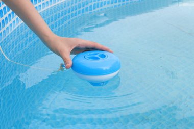 İşçi elleri havuzda su klorlaması ve enfeksiyondur. Kirlilik havuzu temizleyicisinden arındırma.