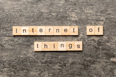 Ağaç bloğa yazılan kelimelerin interneti. Çimento masasının üzerindeki nesnelerin interneti desing, konsept için.