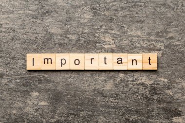 Tahta blokta önemli bir kelime yazıyor. Deksing, konsept için çimento masadaki önemli metin.