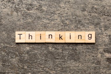 Tahta blokta yazan bir kelime. Deksing, konsept için çimento üzerinde metin düşünüyorum.