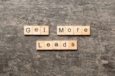 Tahta blokta daha çok ipucu bul. Masaya daha fazla başrol metni, konsept al.