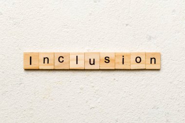 Tahta blokta yazılı bir kelime. Deksing, konsept için çimento masadaki içerik metni.