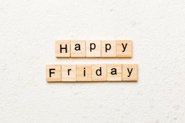 Tahta blokta yazan mutlu cuma kelimeleri. Çimento masasında mutlu cuma metinleri, konseptin için.