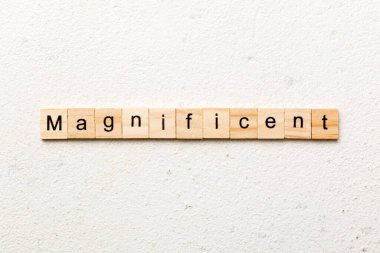 Tahta blokta harika bir kelime yazıyor. Masada muhteşem metin, konsept.