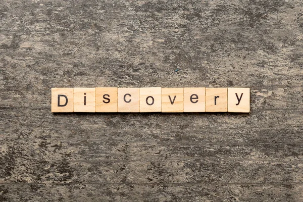 Tahta blokta yazılı bir keşif kelimesi. tablo üzerinde keşif metni, konsept.