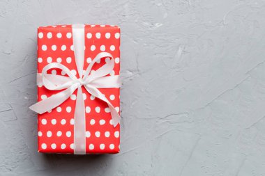 Sevgililer Günü kompozisyonu: Yay ve kalple kırmızı hediye kutusu. Noel hediyesi. Yukarıdan bak. Mesaj için yer var. Holday tebrik kartı.