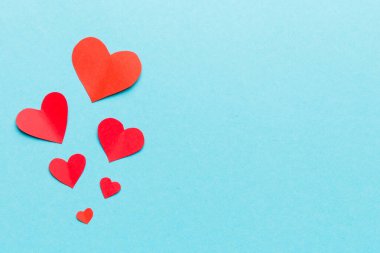 Kırmızı kalplerle sevgililer günü arkaplanı, kopyalama alanı ile üstten görünüm.