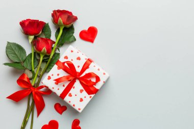 Gül çiçeği, kırmızı kalp ve hediye kutularıyla Sevgililer Günü kompozisyonu. Anneler günü ve doğum günü tebriği, kopyalama alanı, üst görünüm.