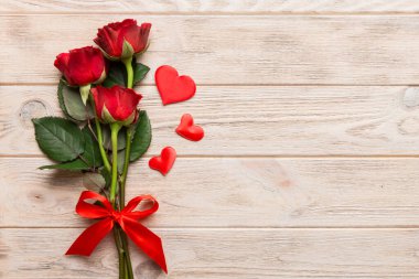 Masada gül çiçeği ve kırmızı kalple Sevgililer Günü kompozisyonu. Üst görünüm, düz görünüm, kopyalama alanı Tatil kavramı.