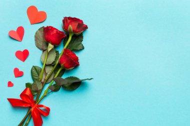 Masada gül çiçeği ve kırmızı kalple Sevgililer Günü kompozisyonu. Üst görünüm, düz görünüm, kopyalama alanı Tatil kavramı.