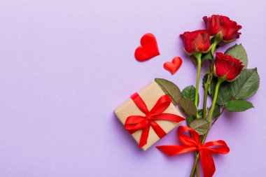 Gül çiçeği, kırmızı kalp ve hediye kutularıyla Sevgililer Günü kompozisyonu. Anneler günü ve doğum günü tebriği, kopyalama alanı, üst görünüm.