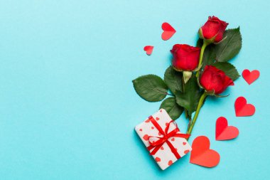 Gül çiçeği, kırmızı kalp ve hediye kutularıyla Sevgililer Günü kompozisyonu. Anneler günü ve doğum günü tebriği, kopyalama alanı, üst görünüm.