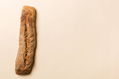Renkli arka planda minimalist Fransız ekmeği. arka plan olarak taze ekmek, metin veya tasarım için boşluk ile üst görünüm.