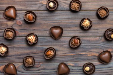 Renkli masa üzerinde farklı çikolata çeşitleri var. Üst Görünüm ve Düz Yatay.