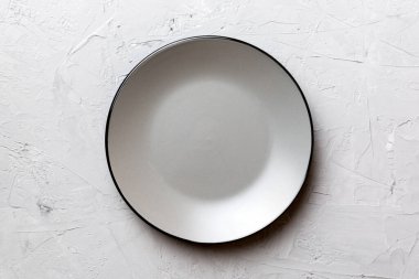 Ahşap zemin üzerinde boş ışık plakası üst görünümü. Tasarımın için boş boşluk.