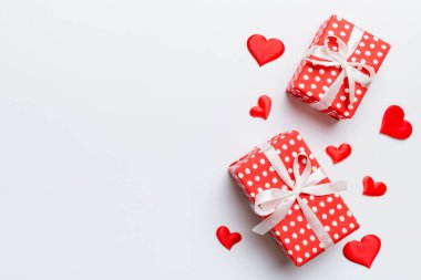 Sevgililer Günü kompozisyonu: Yay ve kalple kırmızı hediye kutusu. Noel hediyesi. Yukarıdan bak. Mesaj için yer var. Holday tebrik kartı.