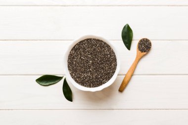 Kavanozda Chia tohumu ve renkli arka planda kaşık. Sağlıklı Salvia Hispanikleri küçük kasede. Sağlıklı süper yiyecekler.