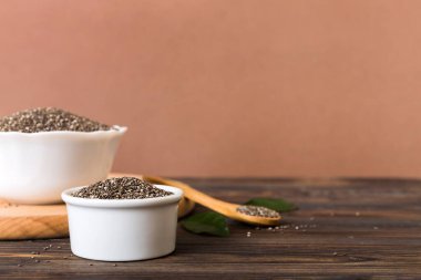 Kavanozda Chia tohumu ve renkli arka planda kaşık. Sağlıklı Salvia Hispanikleri küçük kasede. Sağlıklı süper yiyecekler.