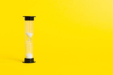 Masadaki kum saati, iş bitiş zamanı kavramı olarak geçen kum saati, boşluğu kopyala.