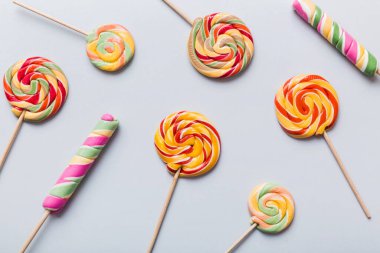 Renkli arka planda renkli lolipoplar. Yaz kavramı. Parti Mutlu Yıllar ya da Minimalist Kavram.