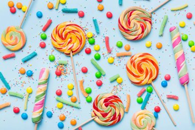 Lezzetli İştah açıcı Parti Aksesuarları Mutlu Yıllar Tatlı. Renkli arkaplanda farklı tipte şekerler, kopyalama alanı. Renkli doğum günü partisi geçmişi.