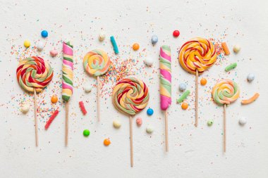 Lezzetli İştah açıcı Parti Aksesuarları Mutlu Yıllar Tatlı. Renkli arkaplanda farklı tipte şekerler, kopyalama alanı. Renkli doğum günü partisi geçmişi.