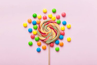 Lezzetli İştah açıcı Parti Aksesuarları Mutlu Yıllar Tatlı. Renkli arkaplanda farklı tipte şekerler, kopyalama alanı. Renkli doğum günü partisi geçmişi.