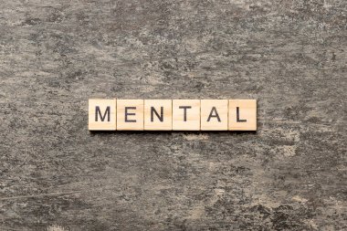 Ahşap blokta yazılı zihinsel kelime. Zihinsel metin desing için çimento tablo üzerinde konsept.