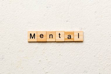 Ahşap blokta yazılı zihinsel kelime. Zihinsel metin desing için çimento tablo üzerinde konsept.