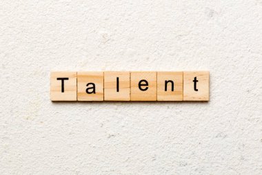 Tahta blokta yazılmış yetenekli bir kelime. Deksing, konsept için çimento masadaki yetenek metni.