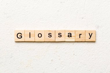 Ahşap blokta yazılı sözlük. Masada sözlük metni, konsept.