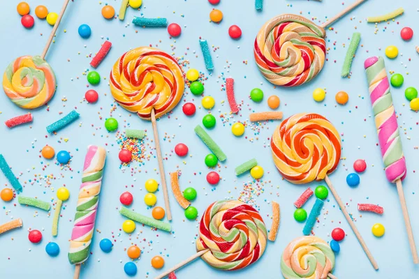 Lezzetli İştah açıcı Parti Aksesuarları Mutlu Yıllar Tatlı. Renkli arkaplanda farklı tipte şekerler, kopyalama alanı. Renkli doğum günü partisi geçmişi.