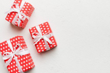 Sevgililer Günü kompozisyonu: Yay ve kalple kırmızı hediye kutusu. Noel hediyesi. Yukarıdan bak. Mesaj için yer var. Holday tebrik kartı.