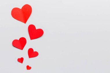 Kırmızı kalplerle sevgililer günü arkaplanı, kopyalama alanı ile üstten görünüm.