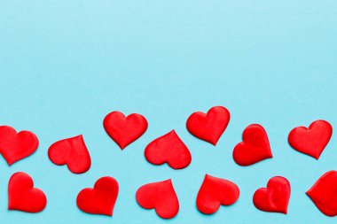 Kırmızı kalplerle sevgililer günü arkaplanı, kopyalama alanı ile üstten görünüm.