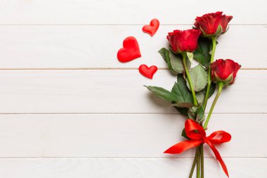 Masada gül çiçeği ve kırmızı kalple Sevgililer Günü kompozisyonu. Üst görünüm, düz görünüm, kopyalama alanı Tatil kavramı.