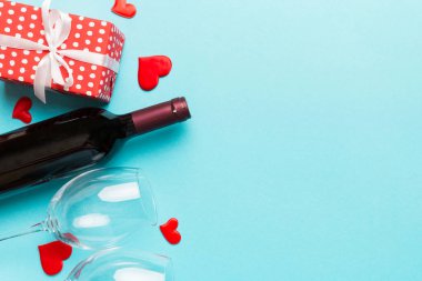 Kırmızı şarap, gül çiçeği ve hediye kutusuyla Sevgililer Günü kompozisyonu. Üst manzara, düz yatış. Tatil kavramı.