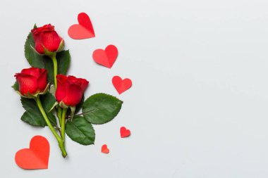 Masada gül çiçeği ve kırmızı kalple Sevgililer Günü kompozisyonu. Üst görünüm, düz görünüm, kopyalama alanı Tatil kavramı.